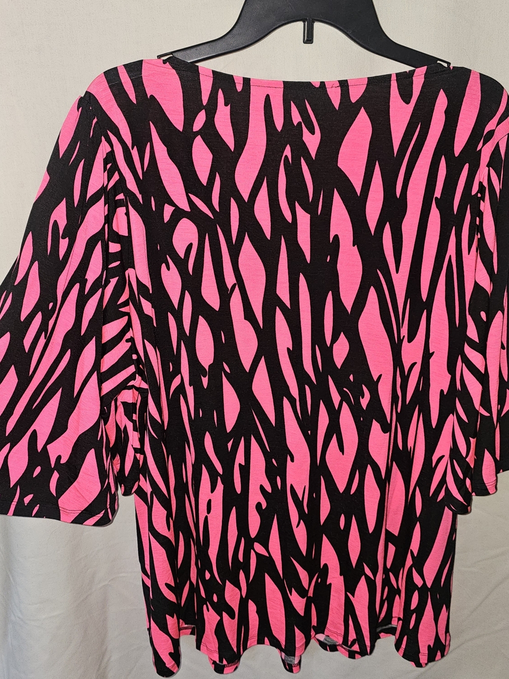 Dear Scarlett Pink & Black Abstract V-Neck Tunic Top - Picture 6 of 6